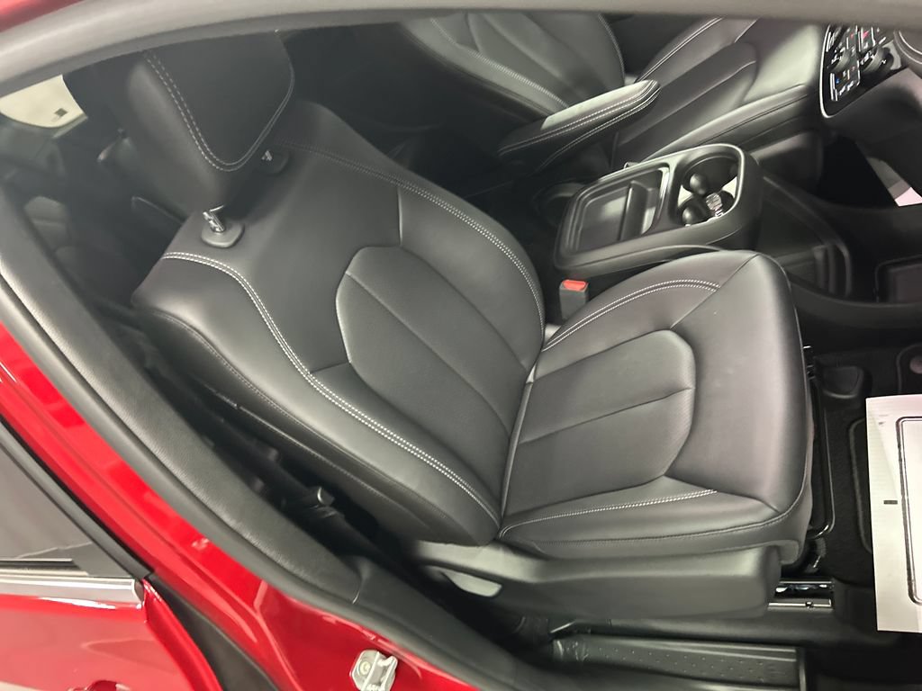 New 2027 Chrysler Pacifica Select FWD image 24