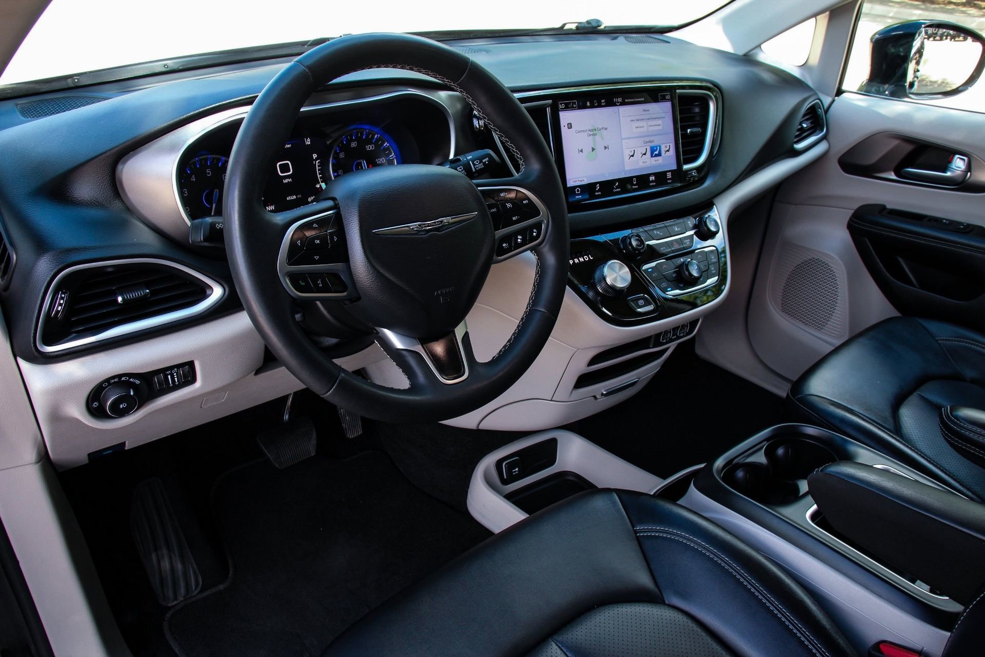 Used 2024 Chrysler Pacifica Touring-L image 9