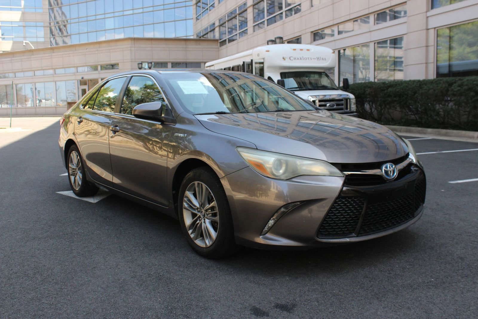 Used 2015 Toyota Camry SE w/ Moonroof Package FWD image 1