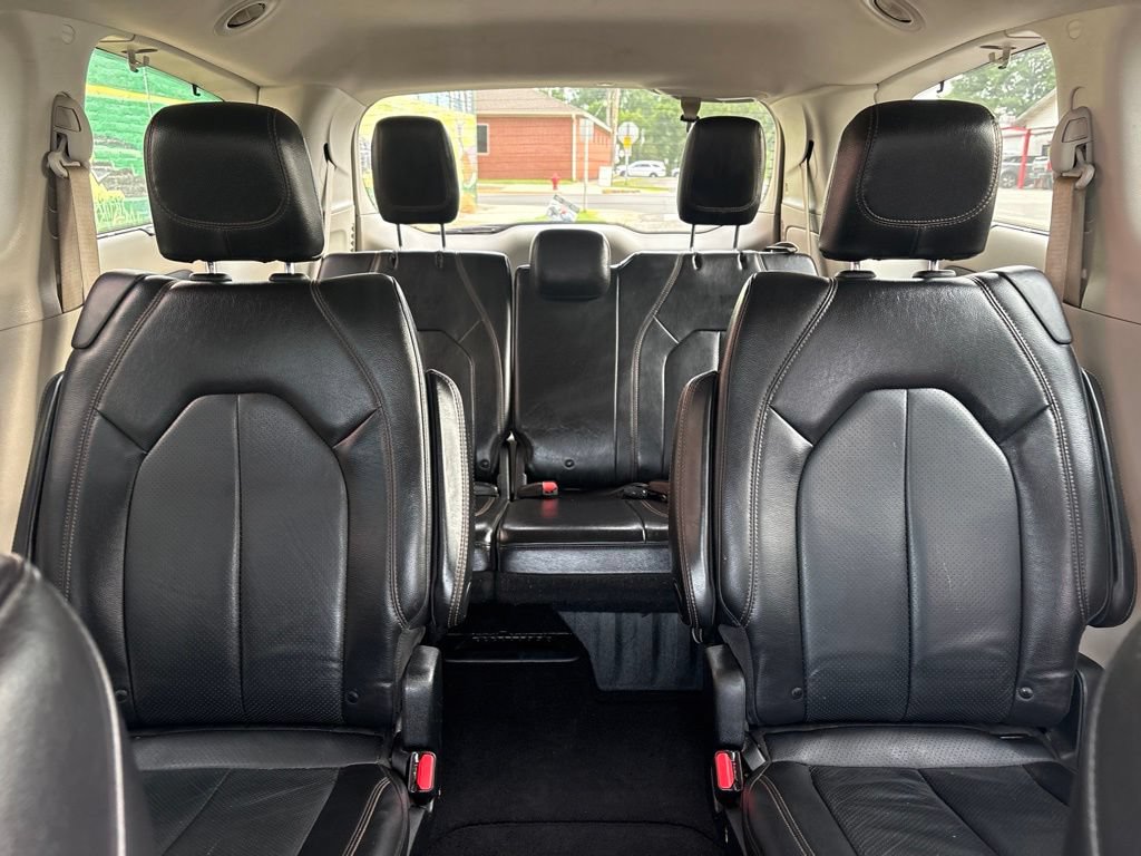 Used 2019 Chrysler Pacifica Touring-L FWD image 22