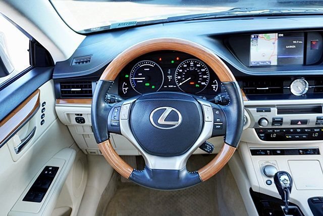 Used 2014 Lexus ES 300h w/ Luxury Package w/Bamboo Trim FWD image 30