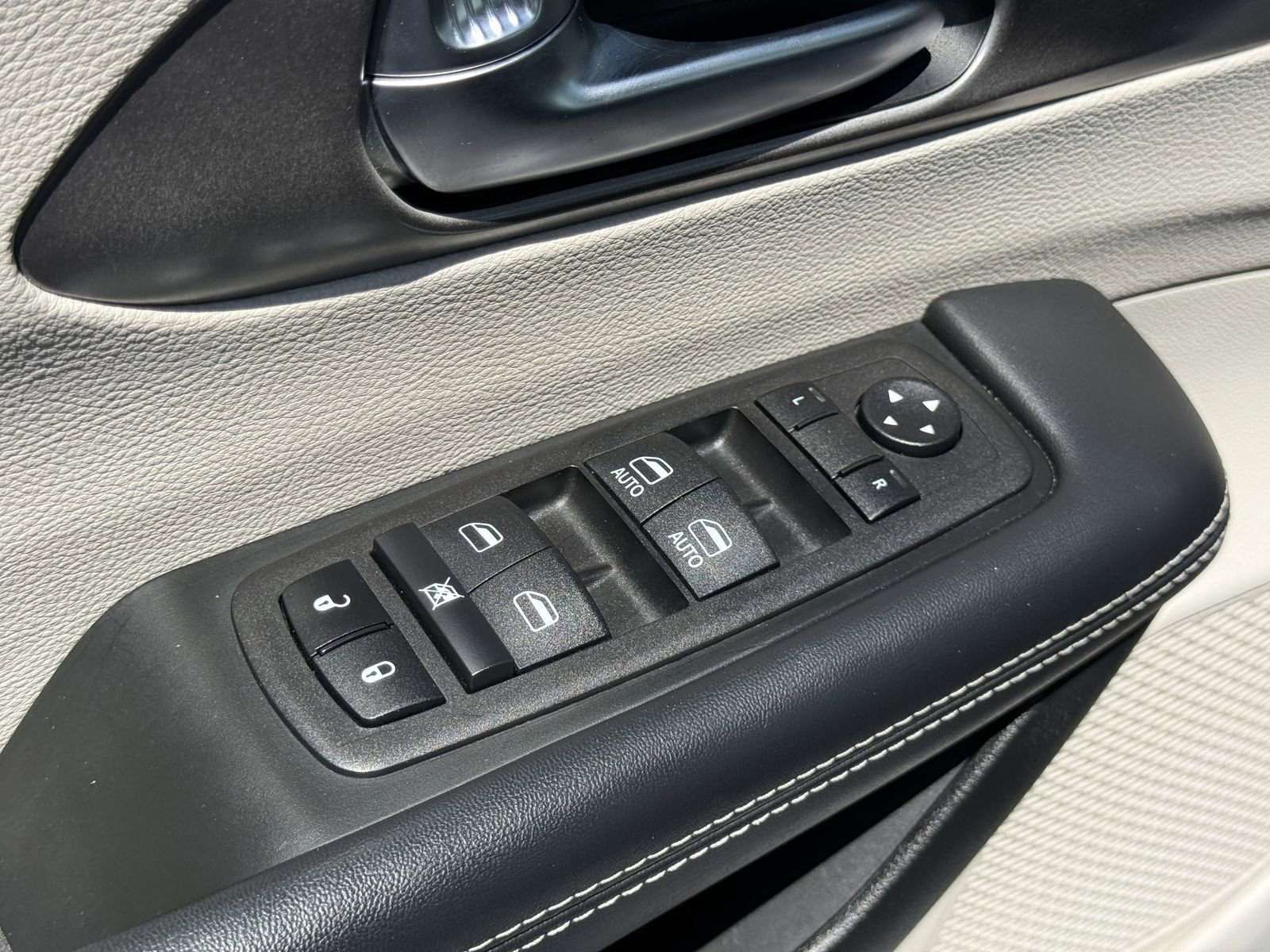 Used 2023 Chrysler Pacifica Touring-L FWD image 22