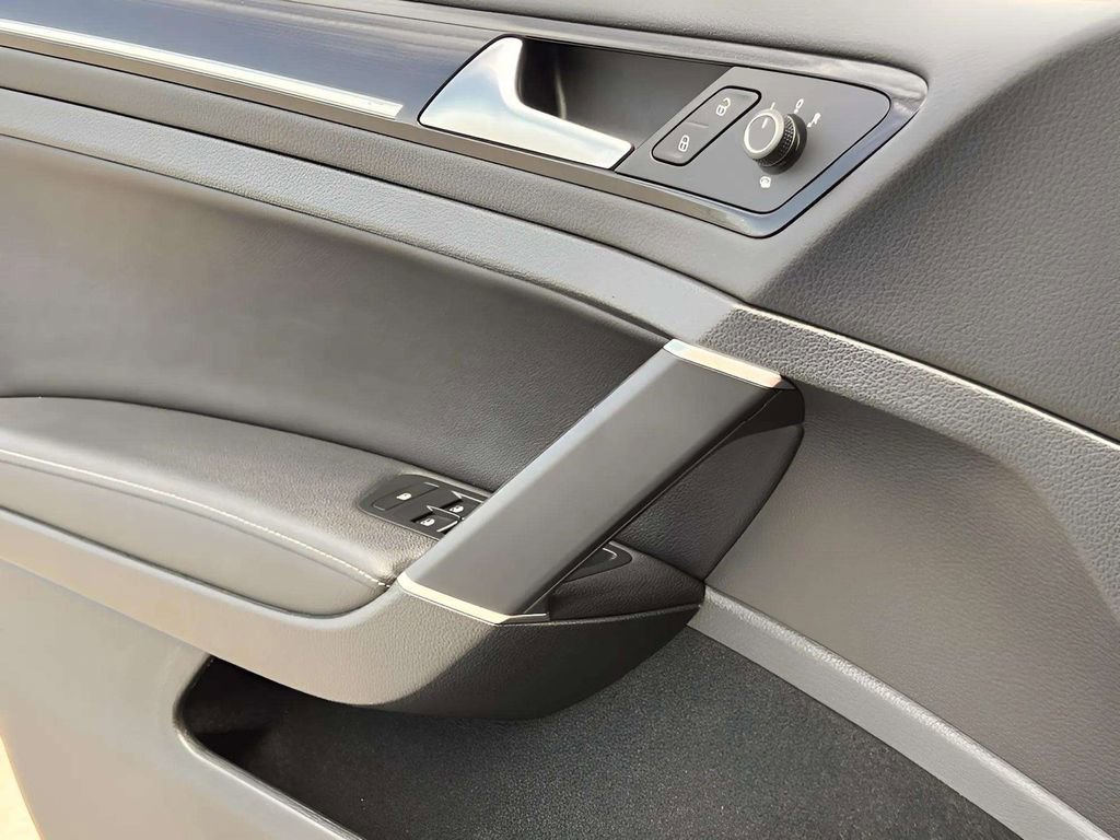 Used 2019 Volkswagen Golf R 4-Door image 8