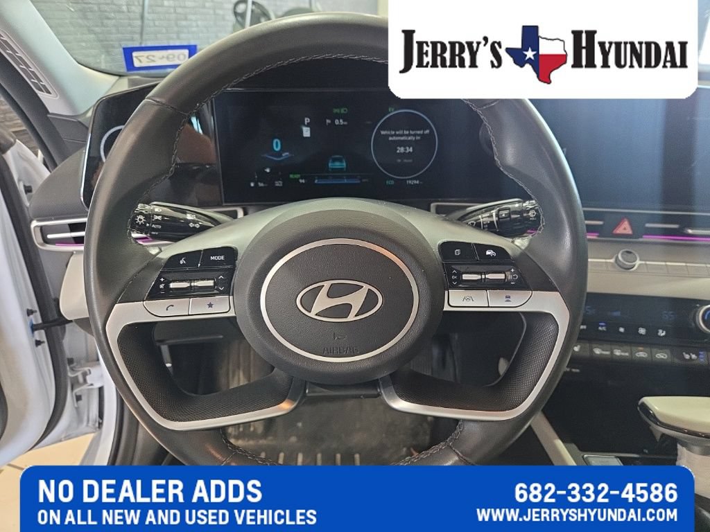 Used 2025 Hyundai Elantra Limited FWD image 15