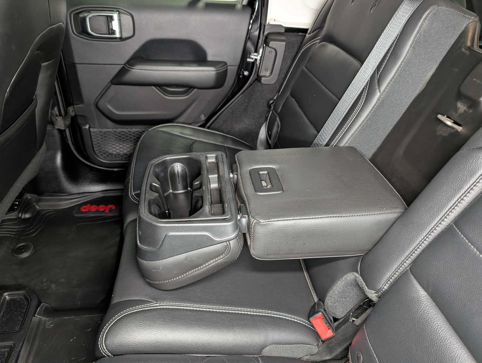 Used 2018 Jeep Wrangler Unlimited Sahara AWD/4WD image 21