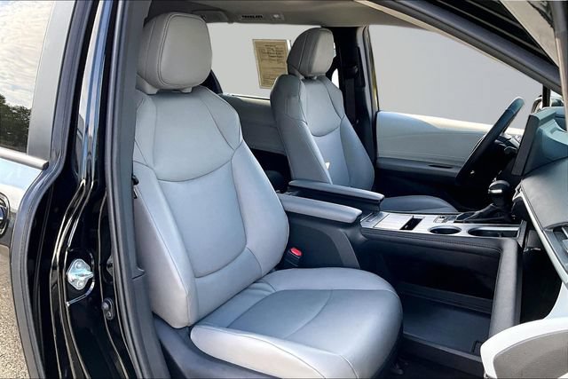 Used 2026 Toyota Sienna XLE FWD image 30