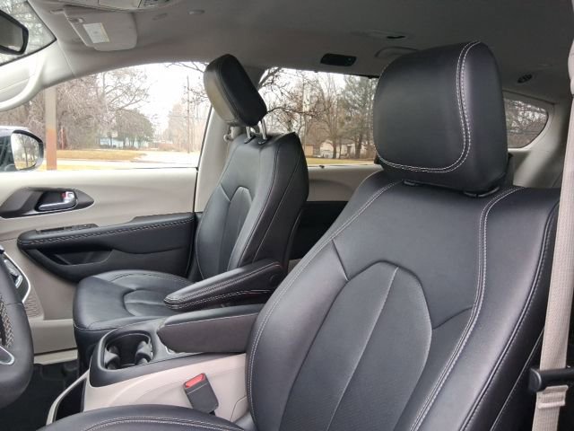Used 2024 Chrysler Pacifica Touring-L image 12