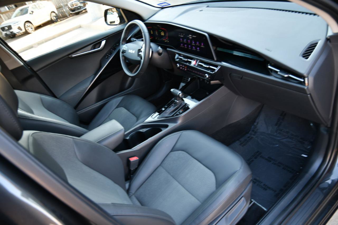 Used 2023 Kia Niro EX Touring image 31