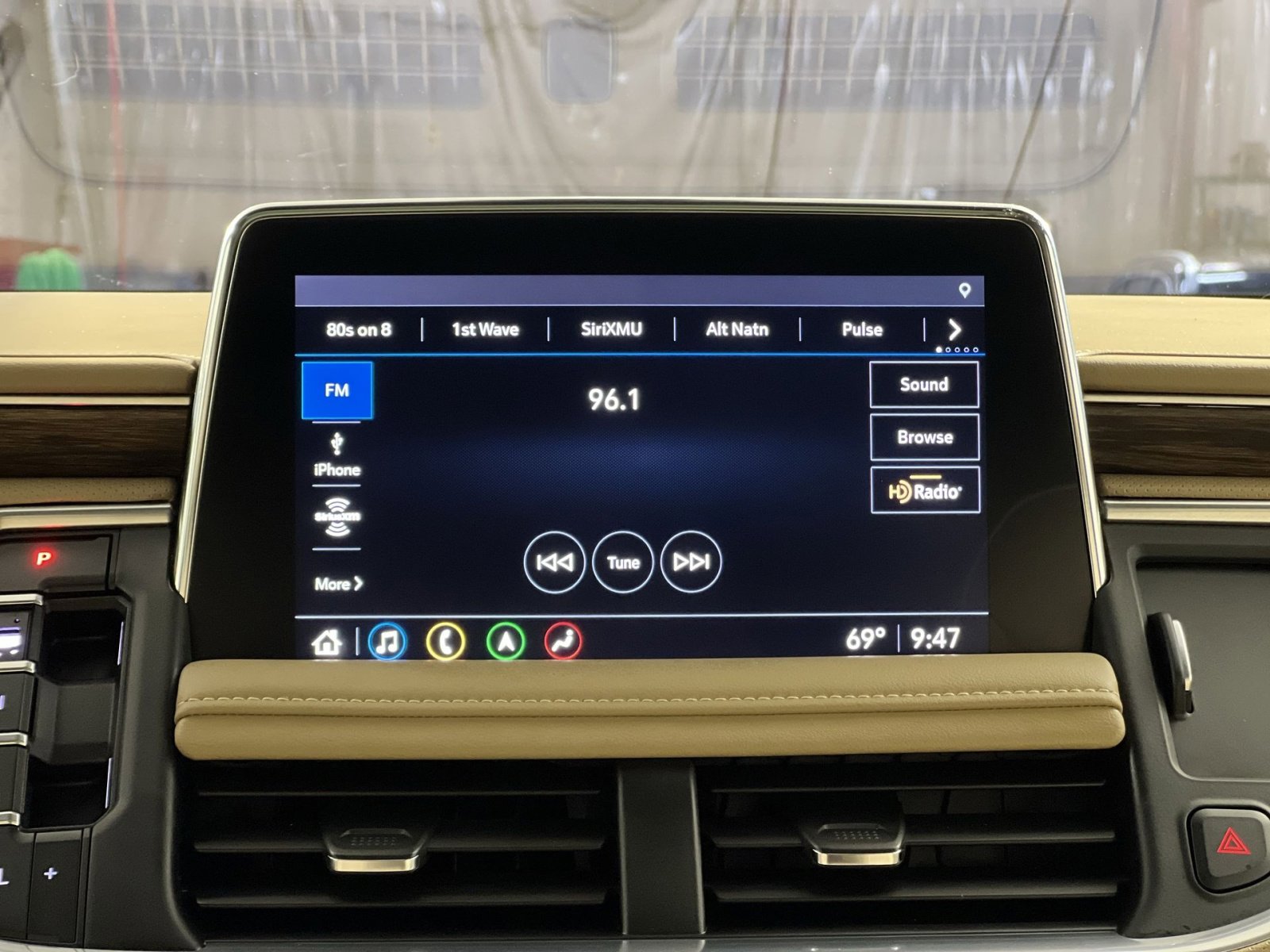 Used 2021 Chevrolet Tahoe Premier w/ Premium Package image 18