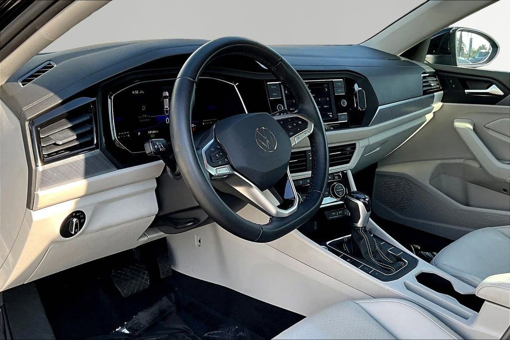 Used 2023 Volkswagen Jetta SE w/ Panoramic Sunroof Package image 17