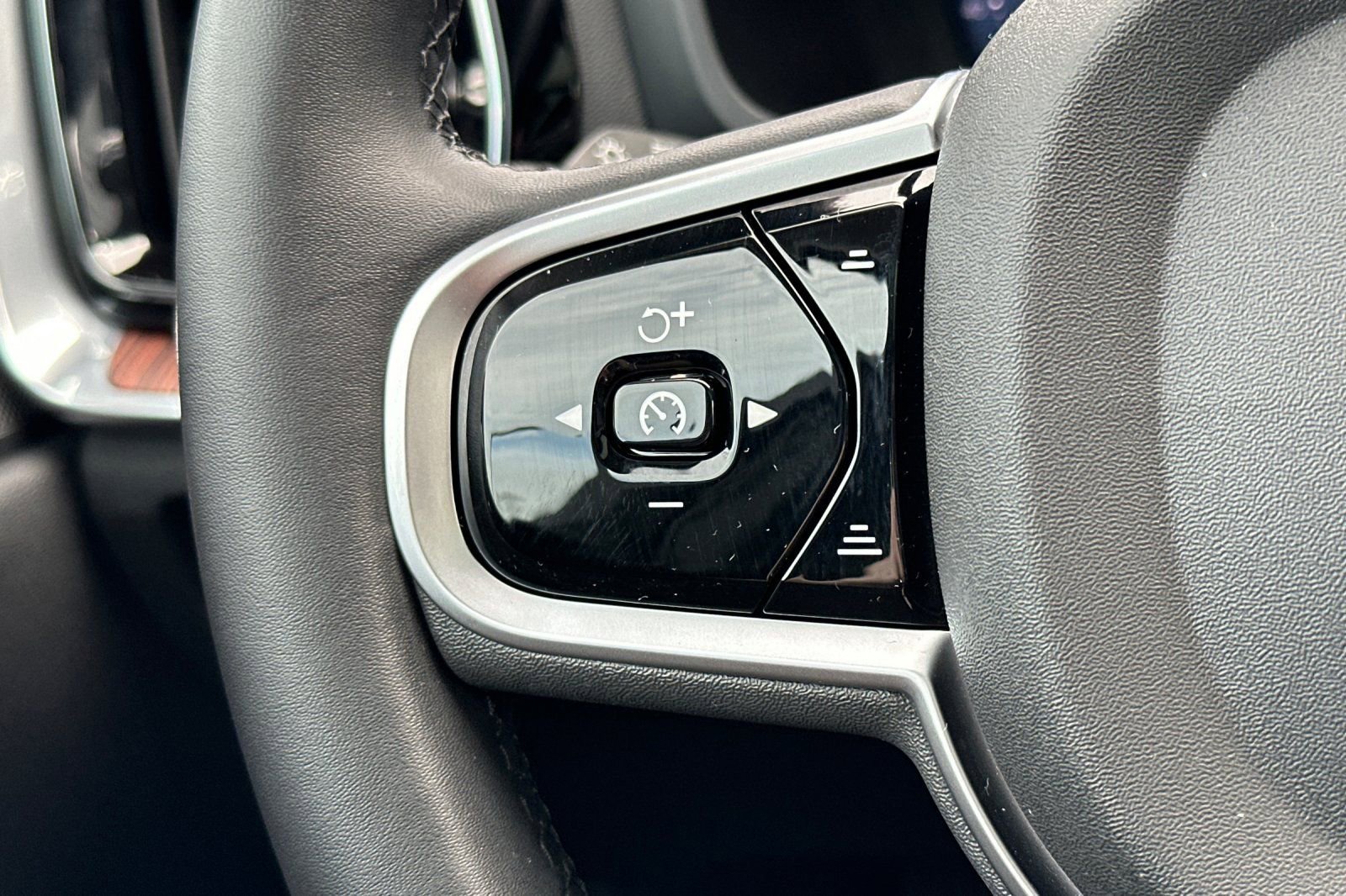 Used 2025 Volvo V60 B5 Cross Country Plus image 26