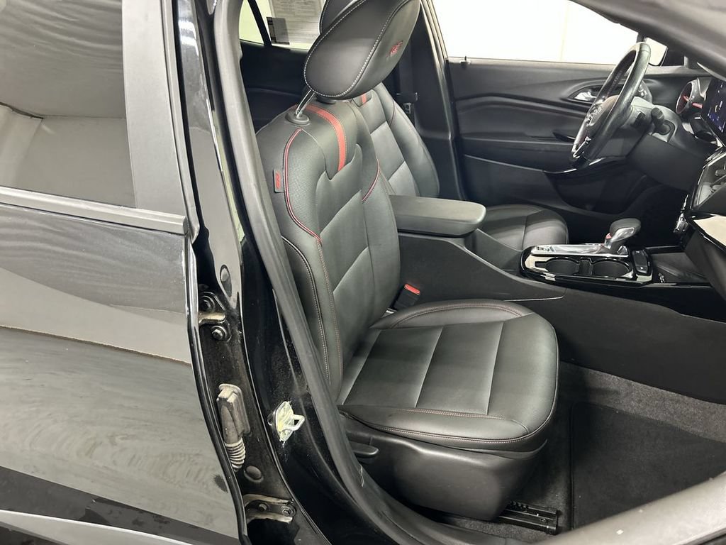 Used 2025 Chevrolet Trax RS w/ Sunroof Package FWD image 23