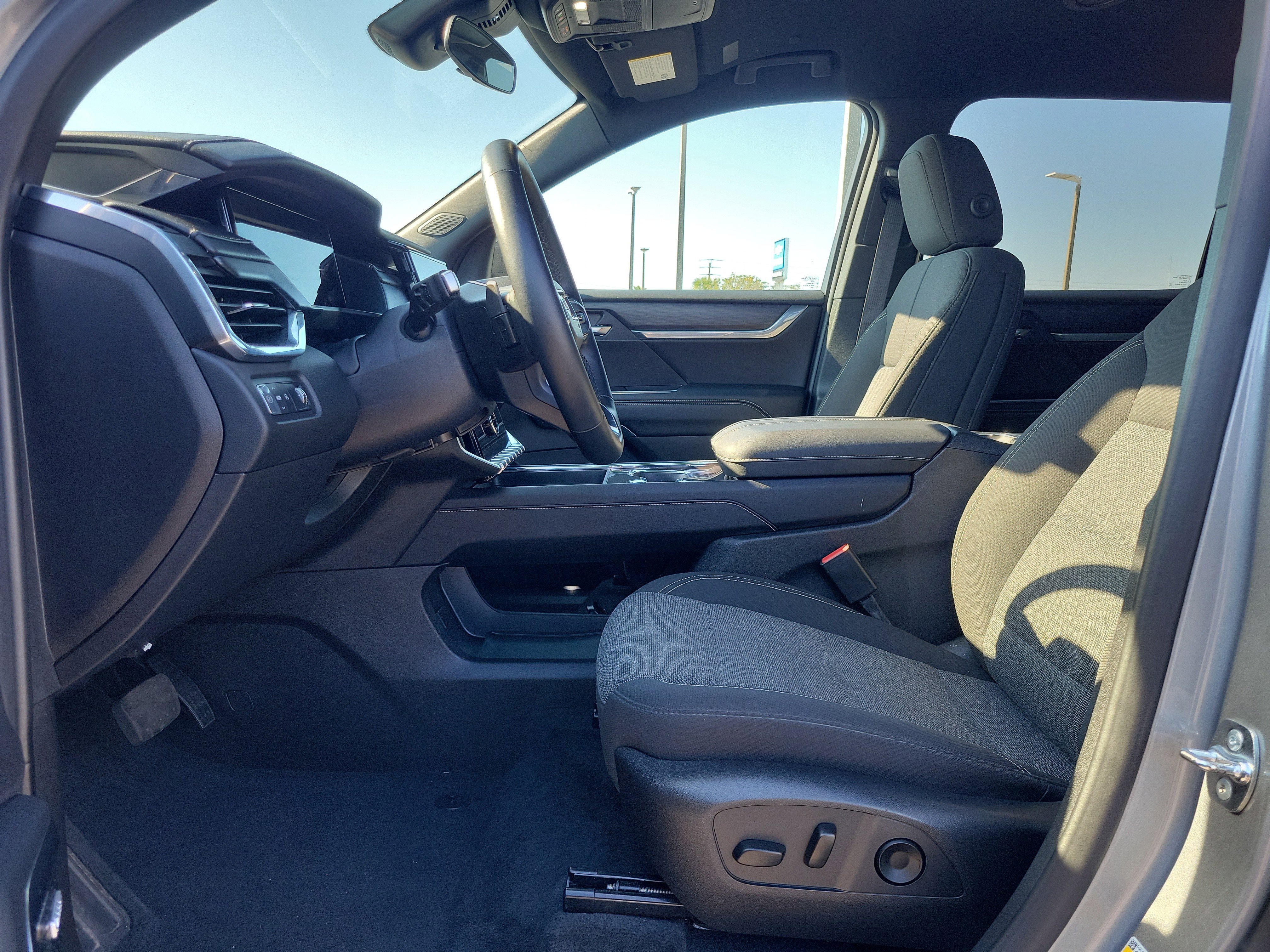 Used 2025 GMC Acadia Elevation FWD image 19