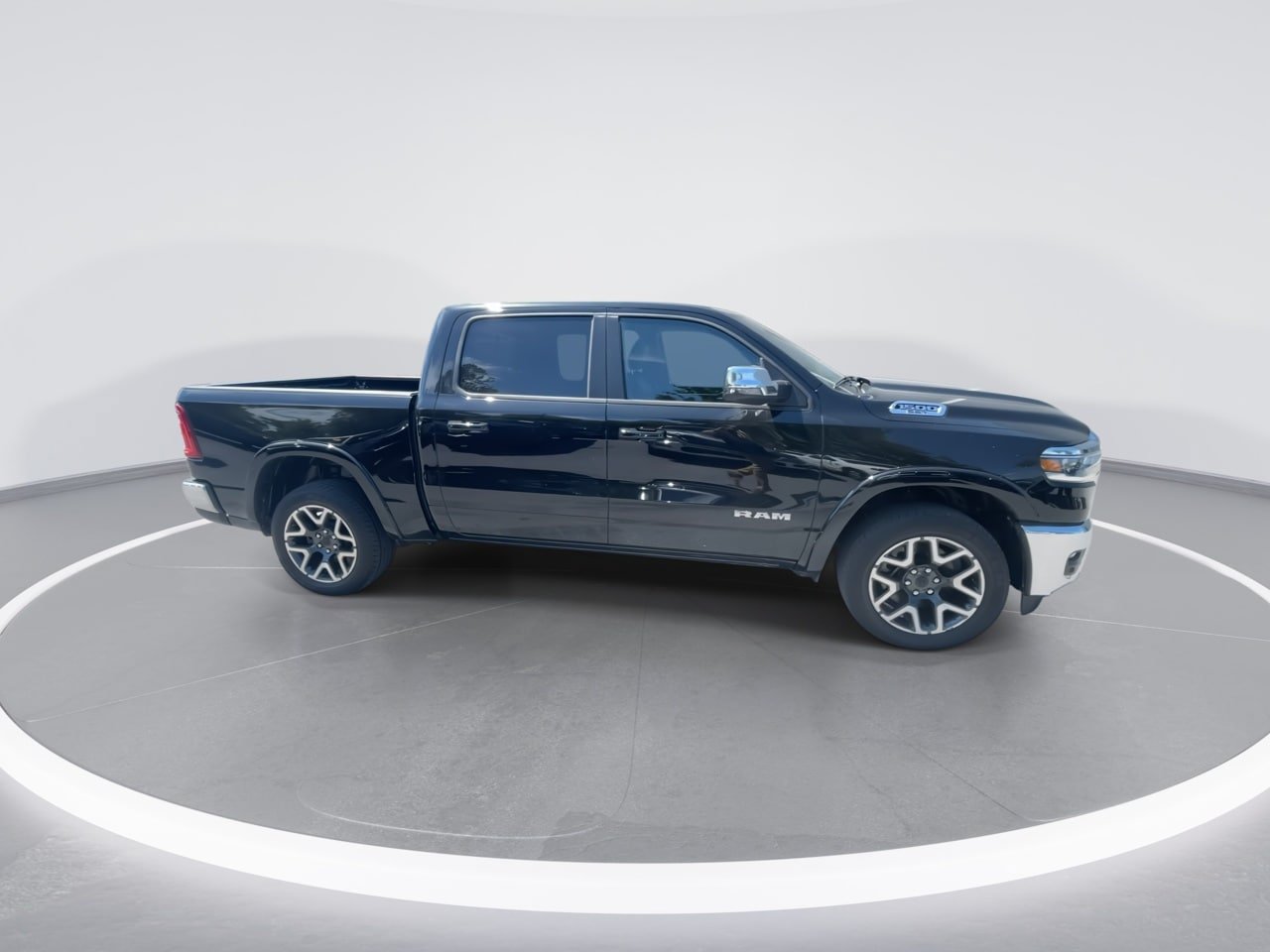 Used 2025 RAM 1500 Laramie AWD/4WD image 9