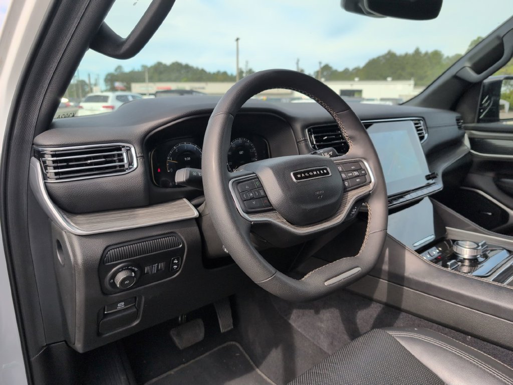 Used 2024 Jeep Wagoneer Series III AWD/4WD image 34