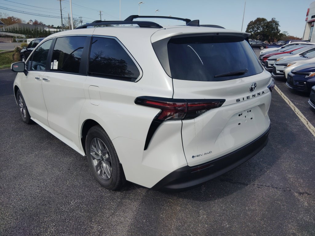 New 2026 Toyota Sienna XLE AWD/4WD image 3