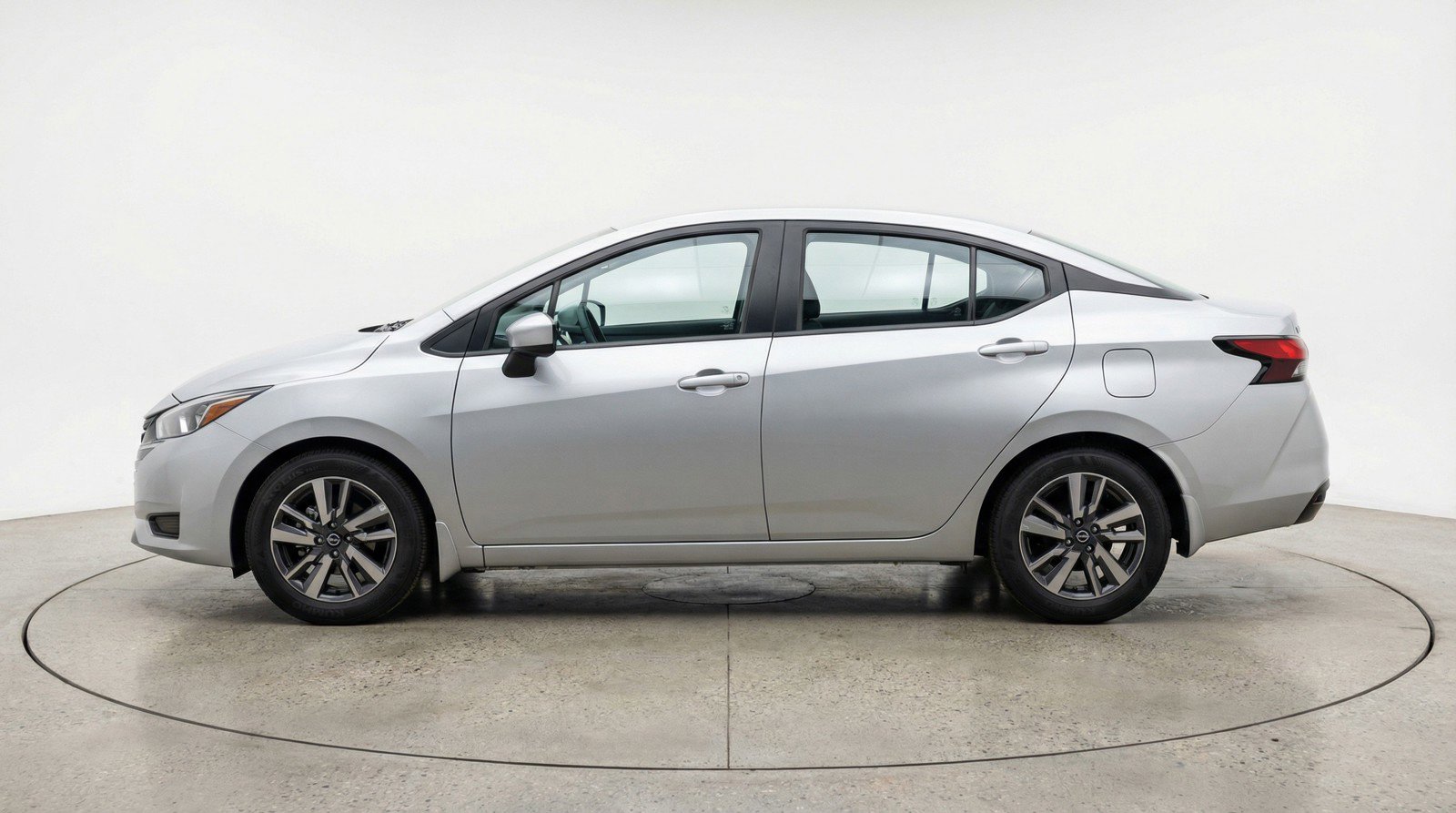 Used 2025 Nissan Versa SV FWD image 5
