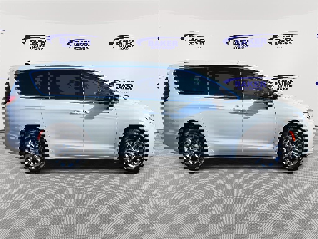 New 2026 Chrysler Pacifica Select image 2