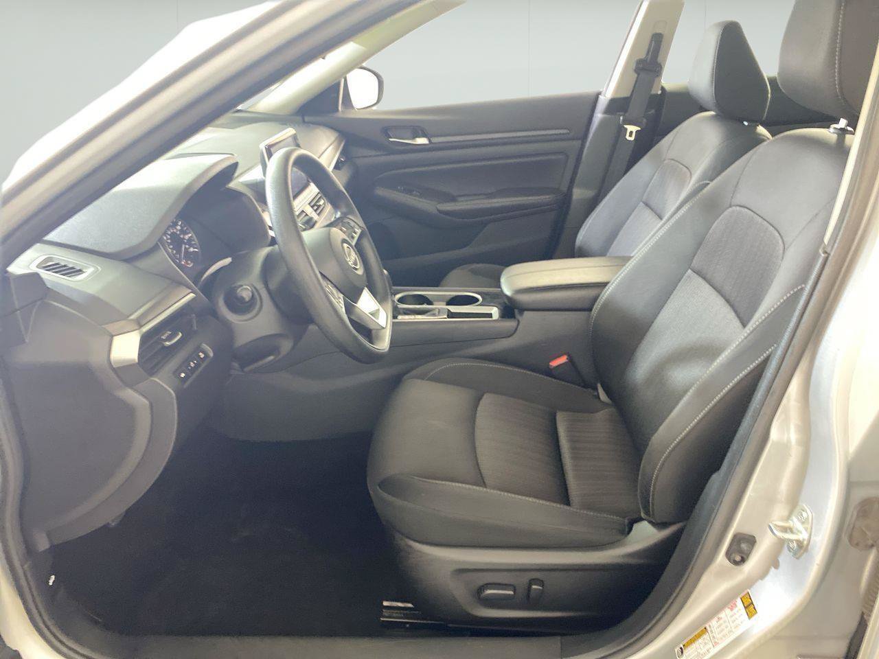 Used 2024 Nissan Altima 2.5 SV FWD image 10