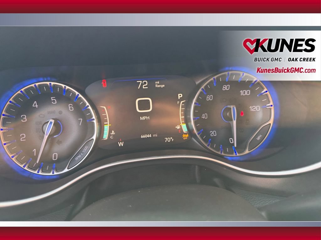 Used 2023 Chrysler Pacifica Touring-L FWD image 14