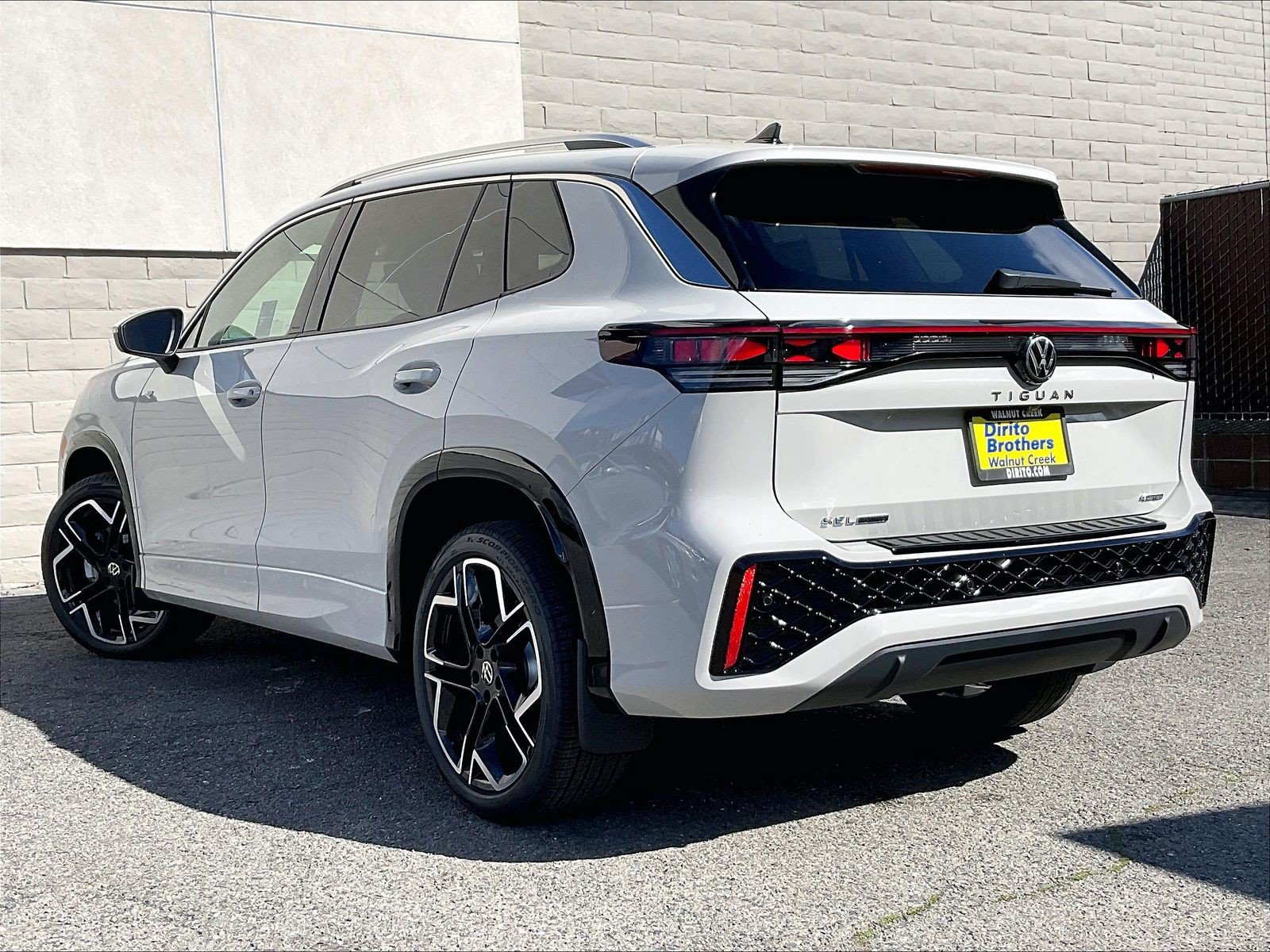New 2026 Volkswagen Tiguan SEL R-Line AWD/4WD image 2