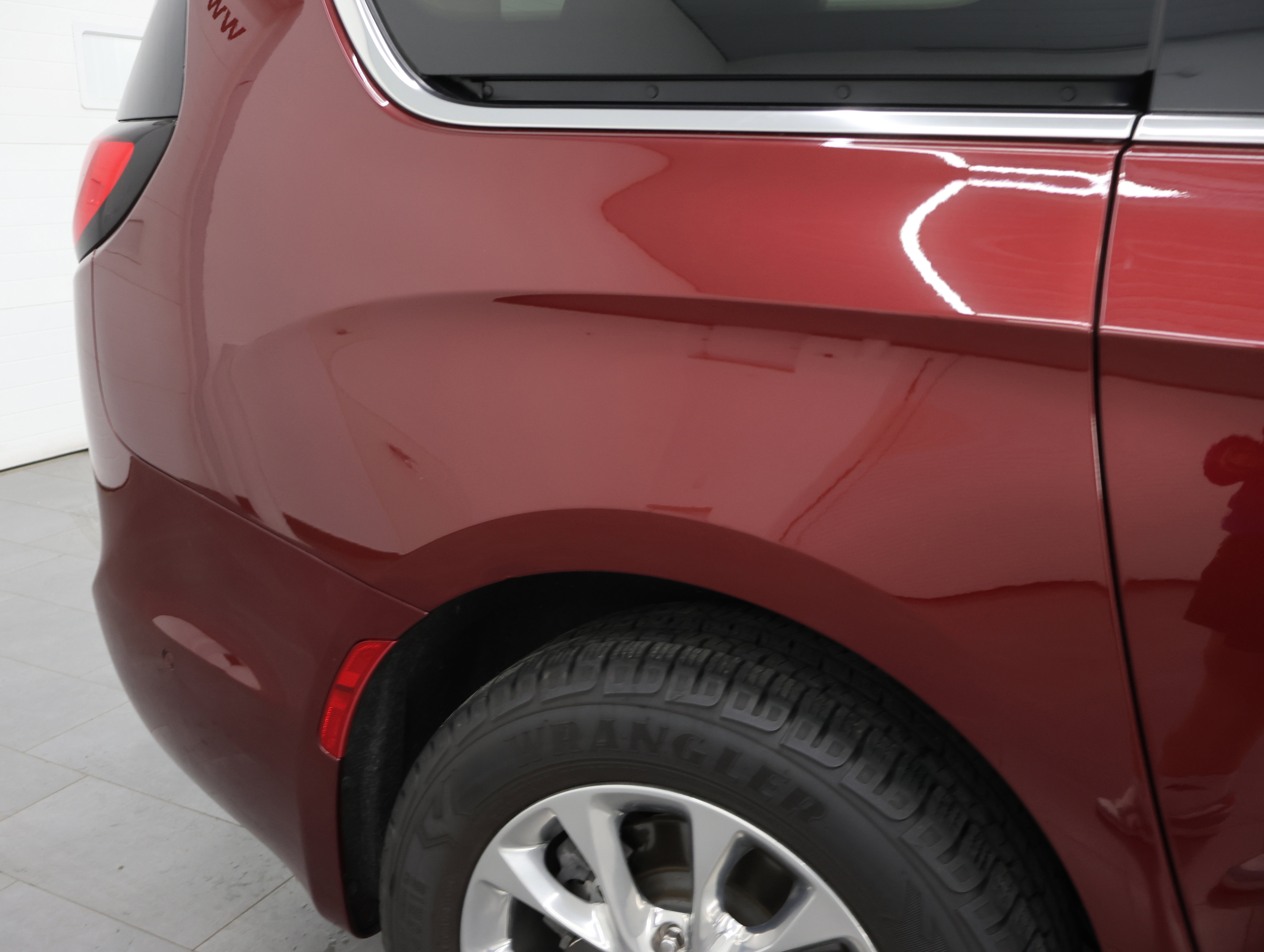 Used 2023 Chrysler Pacifica Touring-L AWD/4WD image 29