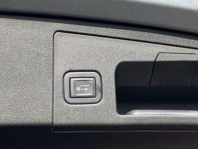 Used 2024 Cadillac XT4 Premium Luxury image 6