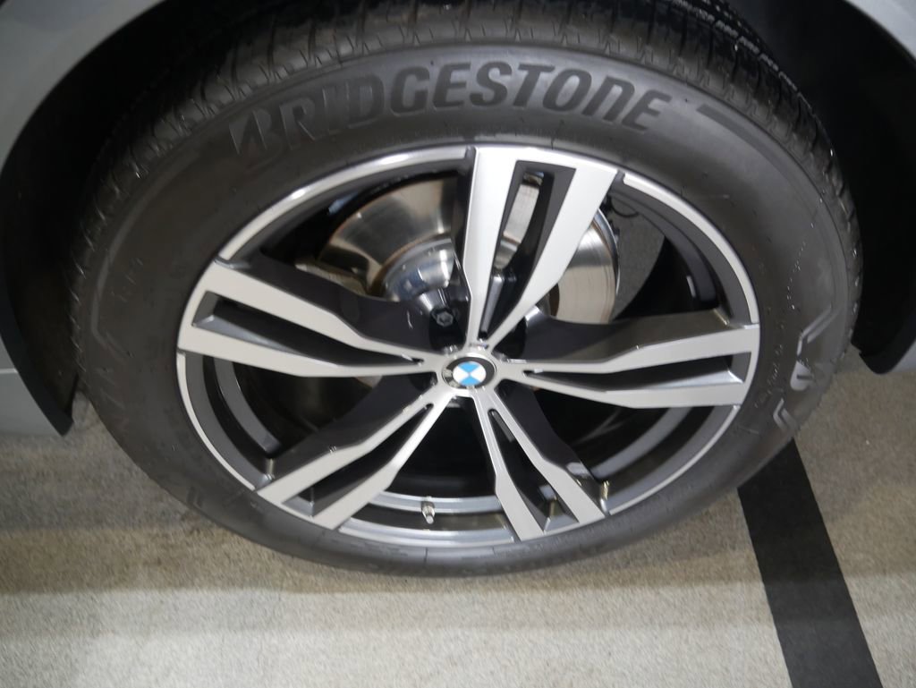 Used 2023 BMW X7 xDrive40i w/ M Sport Package AWD/4WD image 12