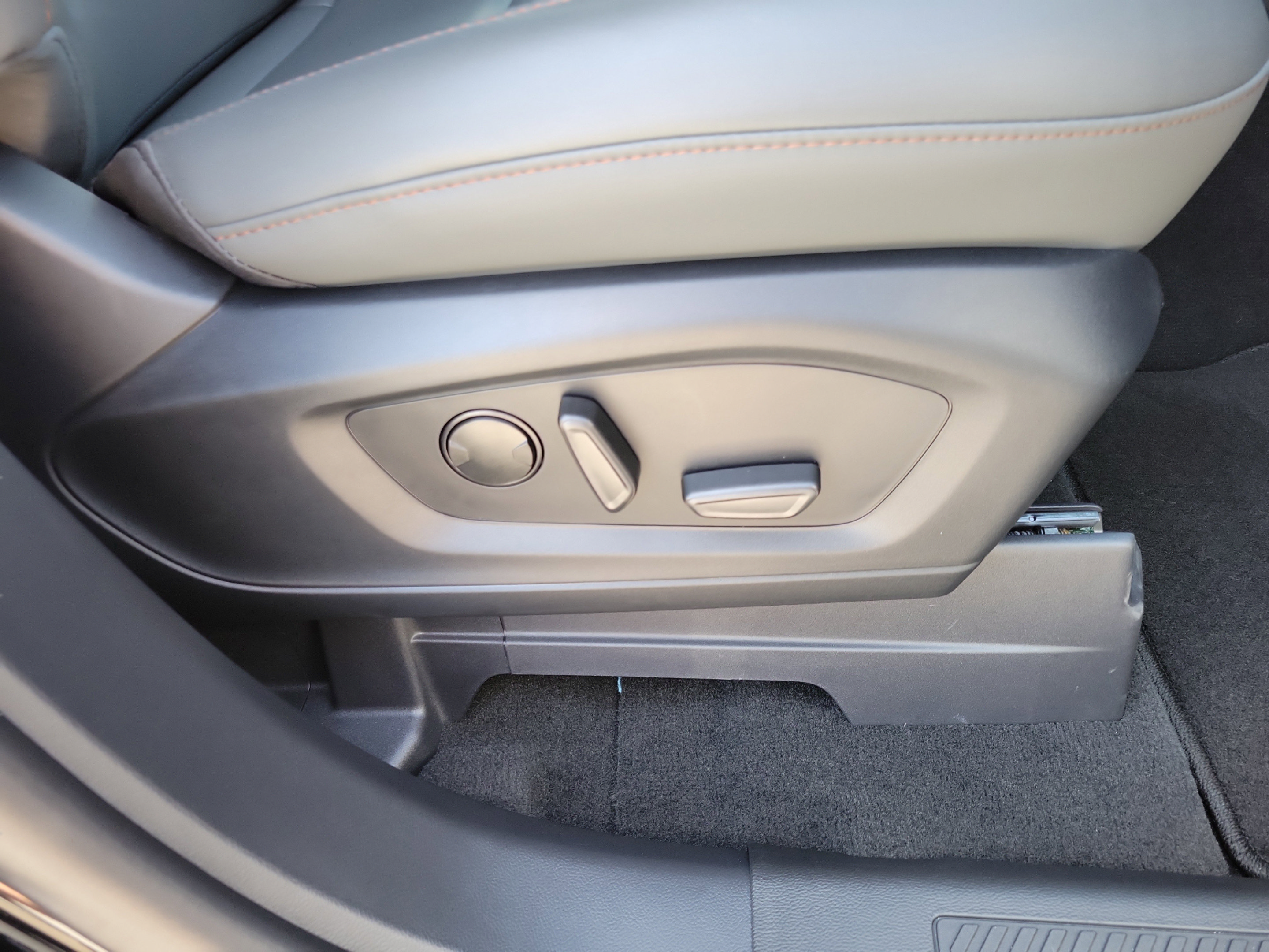 New 2026 Ford Explorer Active w/ Active Comfort Package RWD image 31
