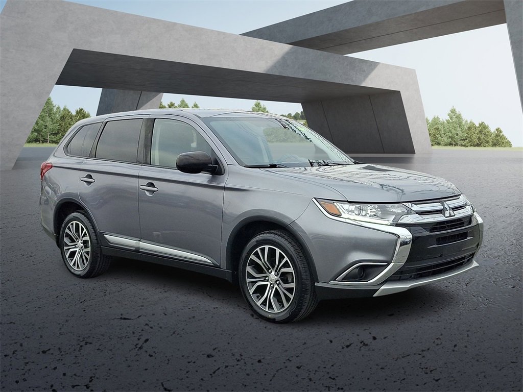 Used 2018 Mitsubishi Outlander SE image 3