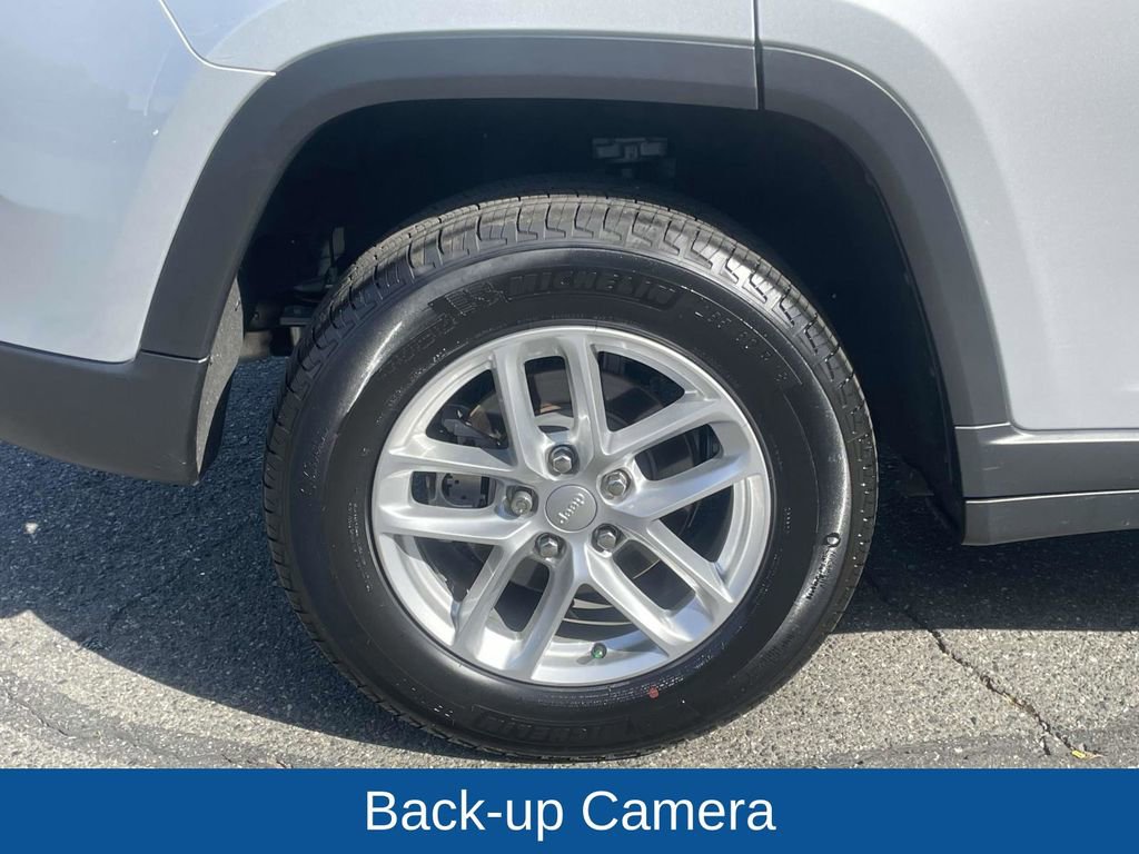 Certified 2025 Jeep Grand Cherokee Laredo X image 14