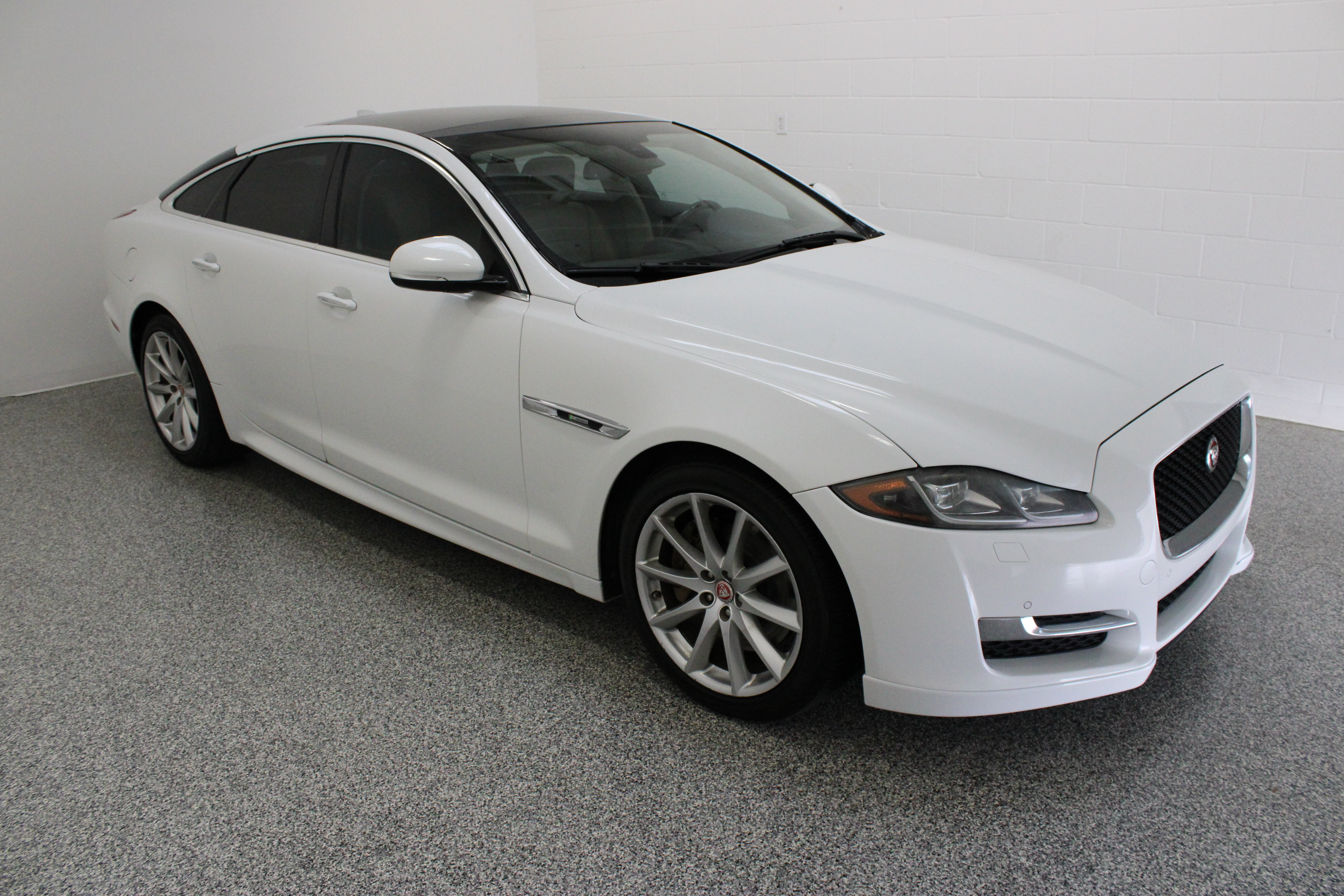 Used 2016 Jaguar XJ R-Sport RWD image 4