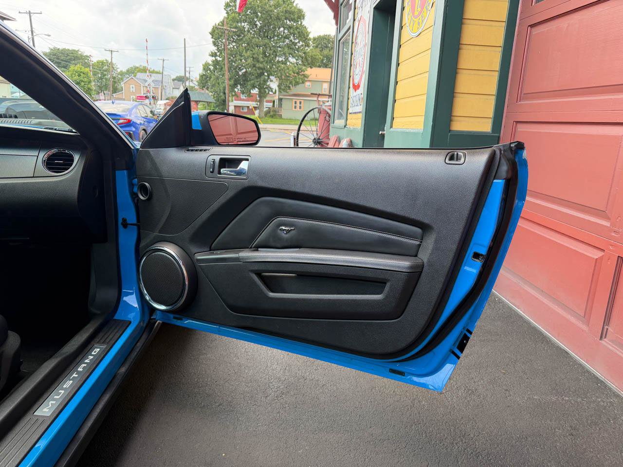 Used 2010 Ford Mustang GT Premium RWD image 22