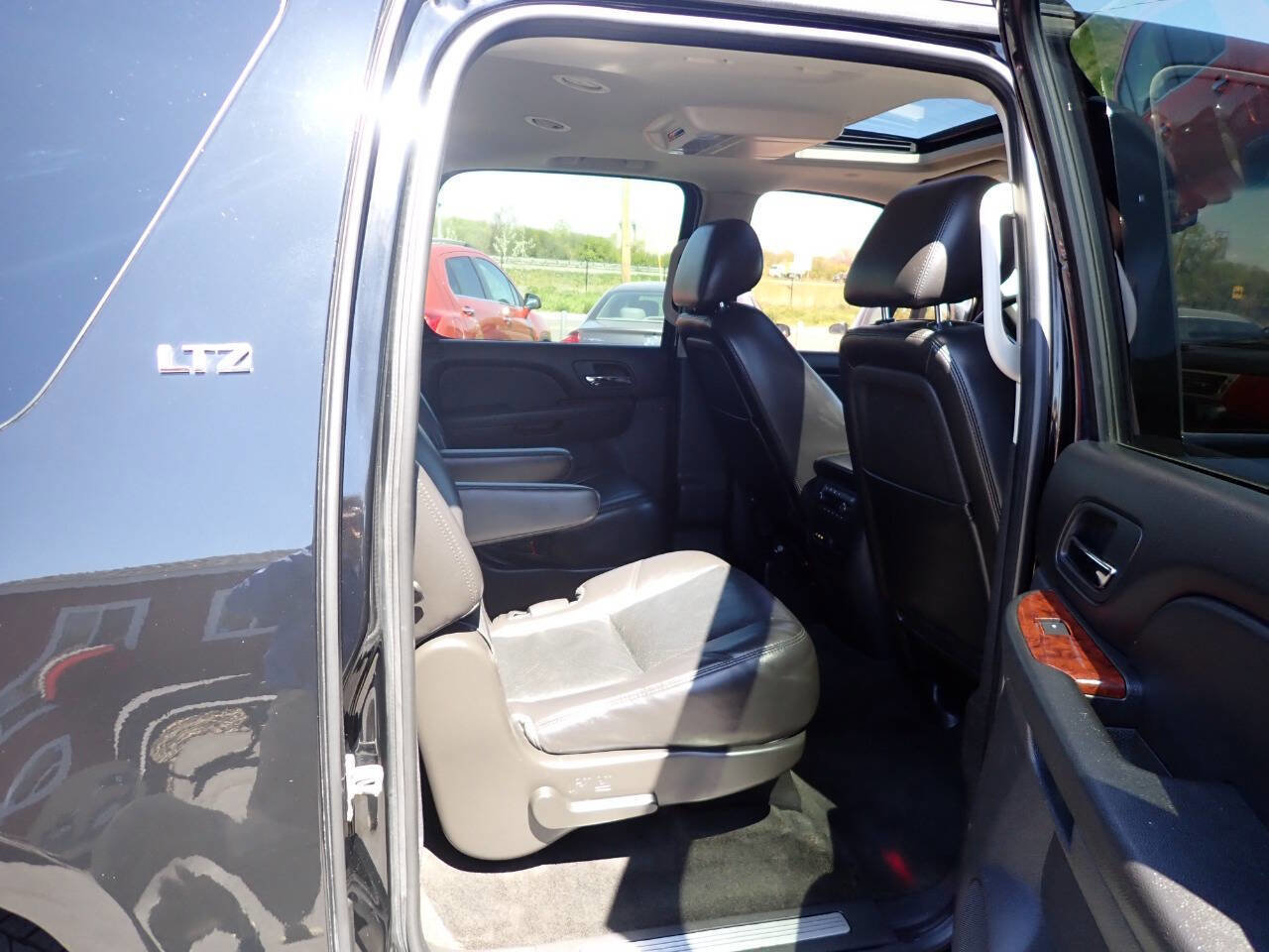 Used 2011 Chevrolet Suburban LTZ AWD/4WD image 10