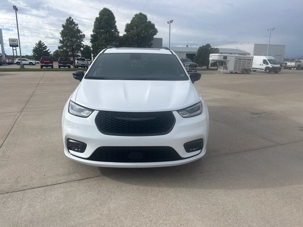 Used 2025 Chrysler Pacifica Limited FWD image 8