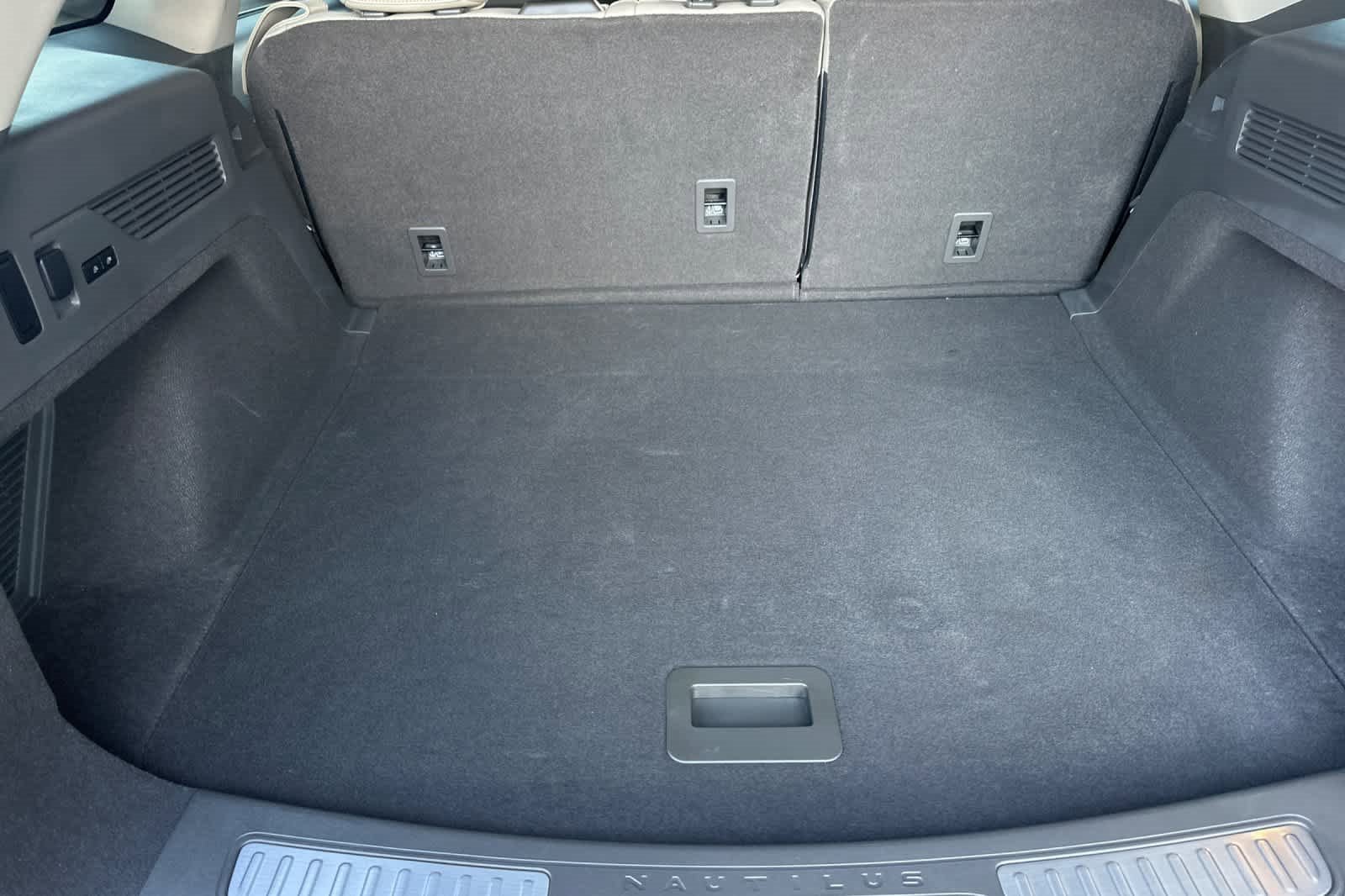 Used 2025 Lincoln Nautilus Premier image 15