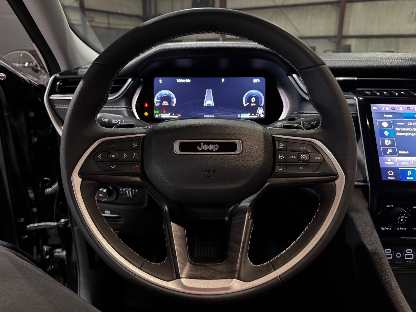 Used 2023 Jeep Grand Cherokee Limited w/ Luxury Tech Group II image 31