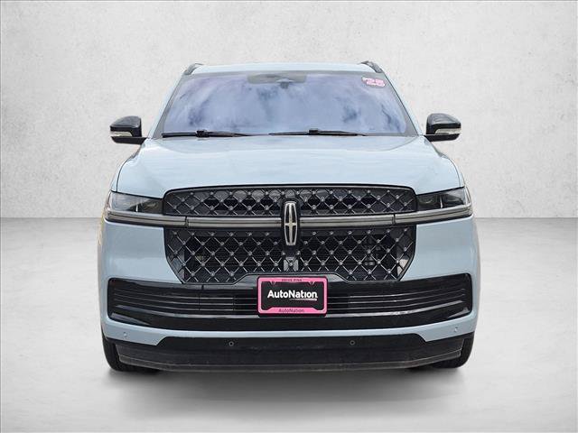 Used 2025 Lincoln Navigator Reserve w/ Jet Appearance Package AWD/4WD image 2