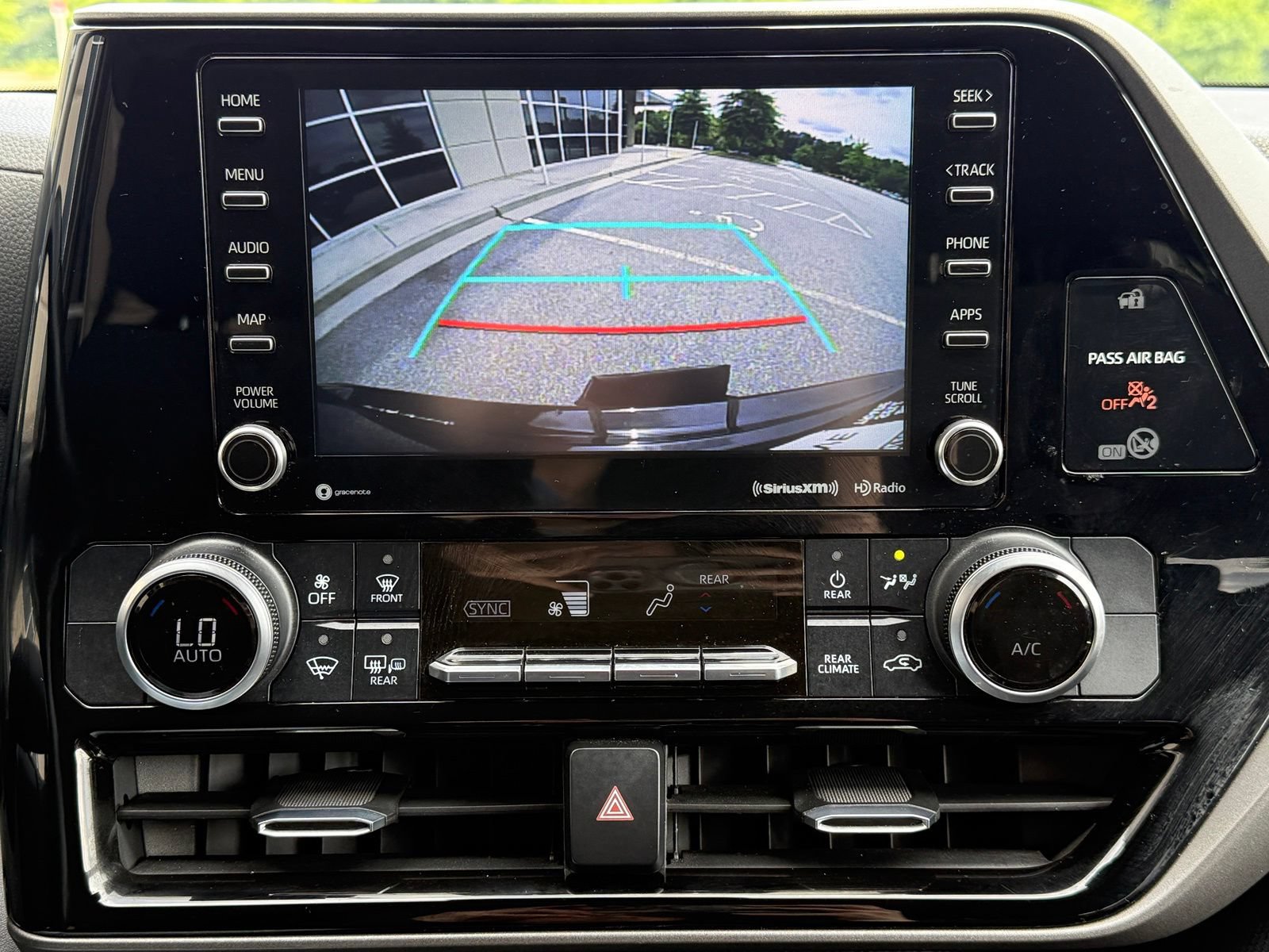 Used 2020 Toyota Highlander LE AWD/4WD image 29