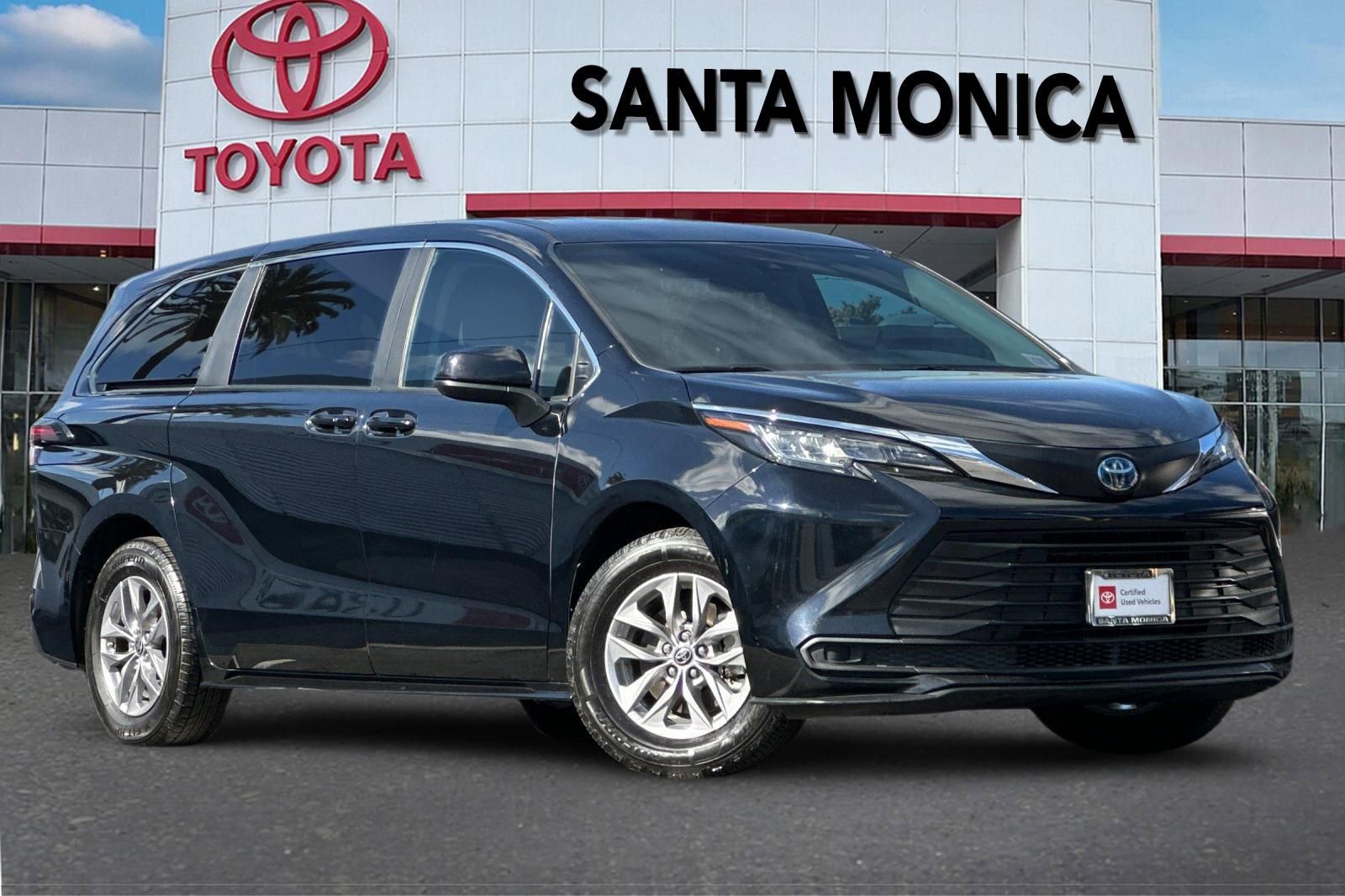 Certified 2023 Toyota Sienna LE image 2