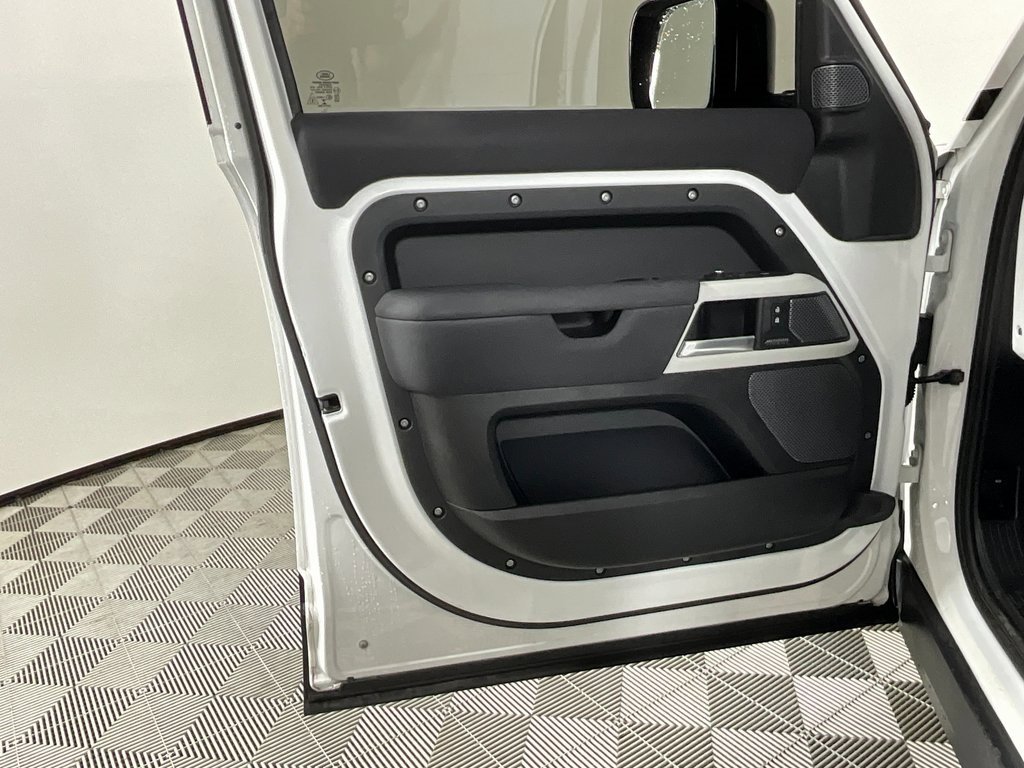 Certified 2022 Land Rover Defender 110 X-Dynamic SE image 18