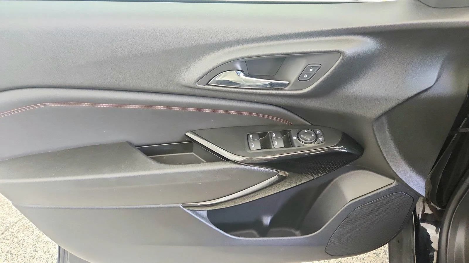 Used 2024 Chevrolet Trax RS w/ Sunroof Package FWD image 25