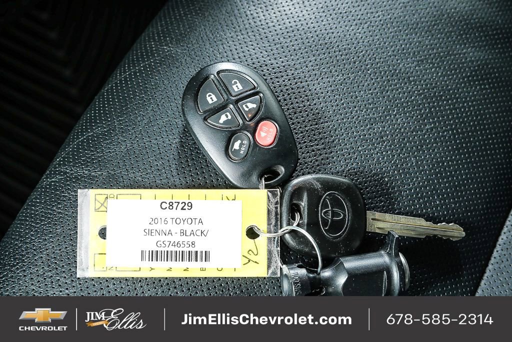 Used 2016 Toyota Sienna SE image 39