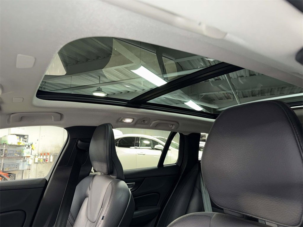 Used 2023 Volvo V60 B5 Cross Country Plus w/ Climate Package image 22