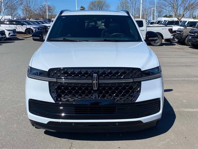 New 2026 Lincoln Navigator Reserve w/ Jet Appearance Package AWD/4WD image 2