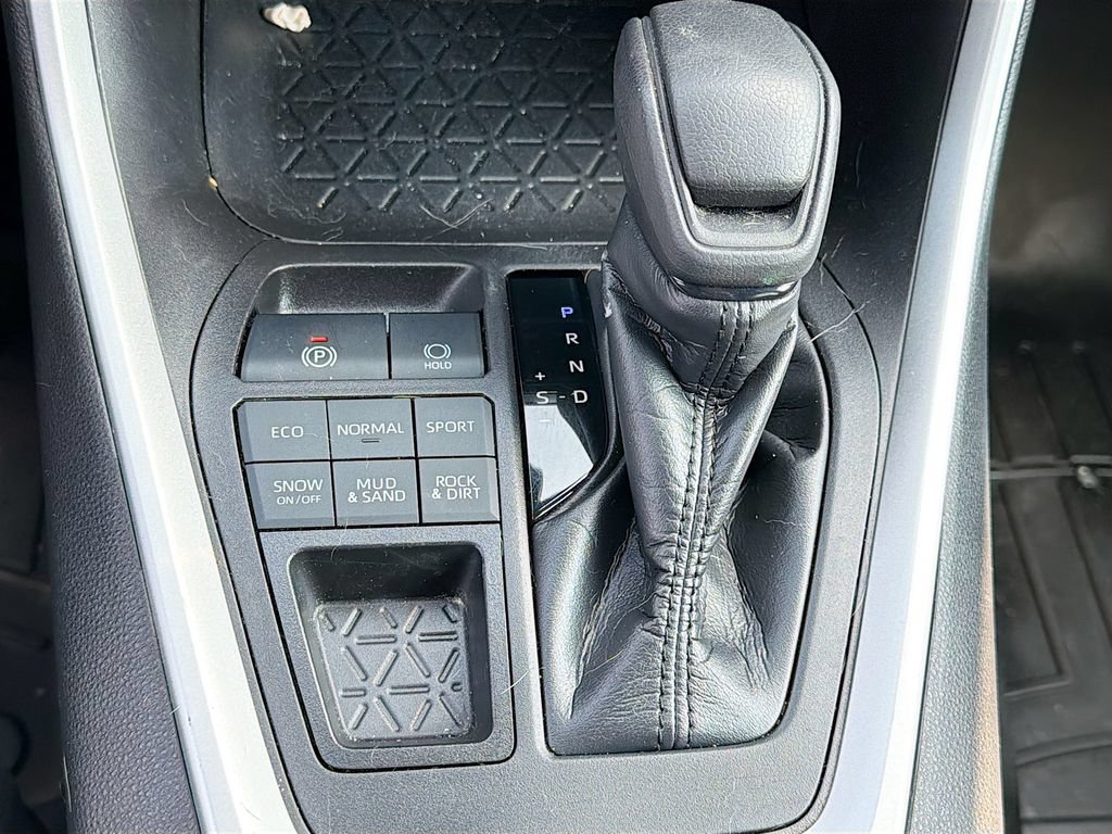 Used 2021 Toyota RAV4 XLE w/ XLE Grade Weather Package AWD/4WD image 18