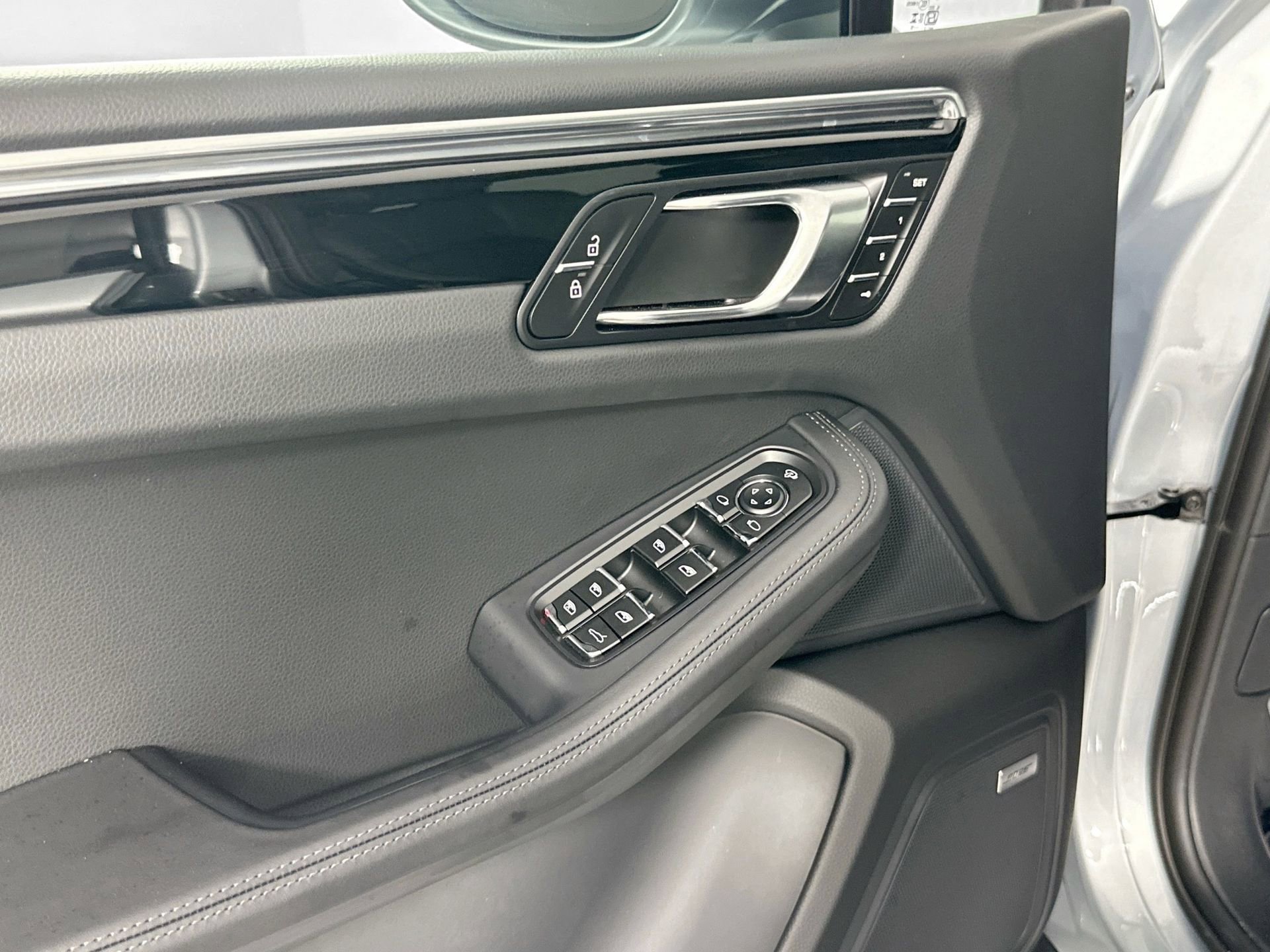 Certified 2025 Porsche Macan image 32