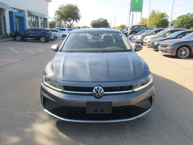 Used 2025 Volkswagen Jetta SE FWD image 2
