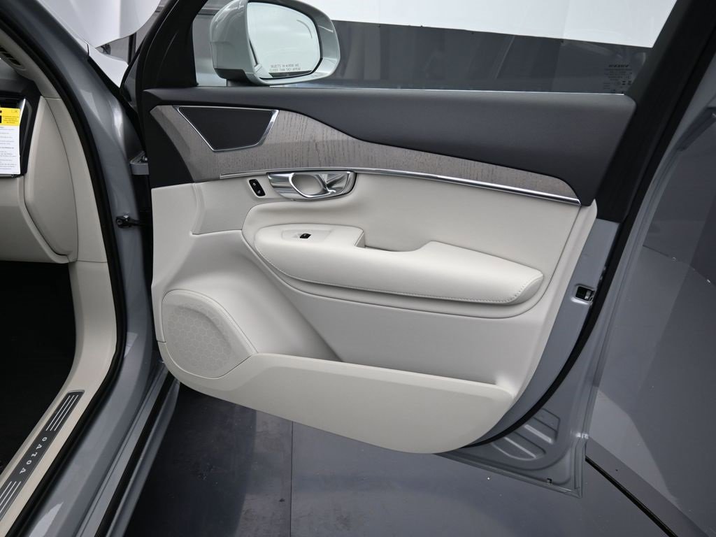 New 2025 Volvo XC90 T8 Plus w/ Protection Package Premier image 40