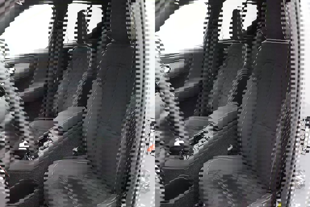 Used 2025 Volvo XC40 B5 Plus image 19